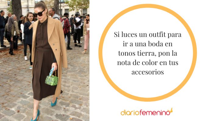 Look en tonos tierra para ir a una boda