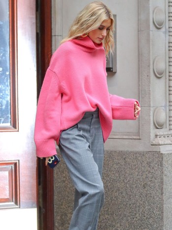 Ideas para combinar un jersey rosa: 6 looks femeninos que enamoran