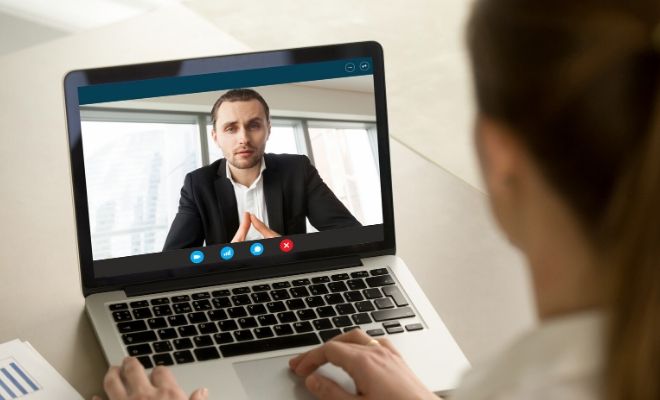 Señales de que tu pareja a distancia es infiel