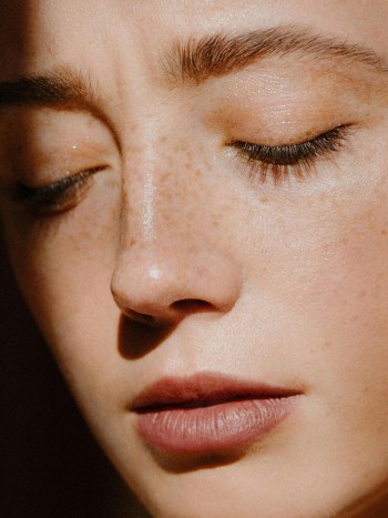 Vello facial en mujeres: por qué aparece y cuándo plantearse el láser facial