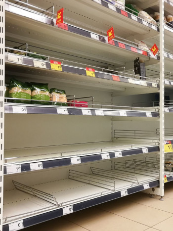 Significado de soñar con un supermercado vacío: ¿se acerca el fin?