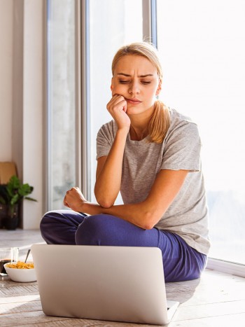 Borrar a tu ex novio de las redes sociales tras la ruptura, ¿sí o no?