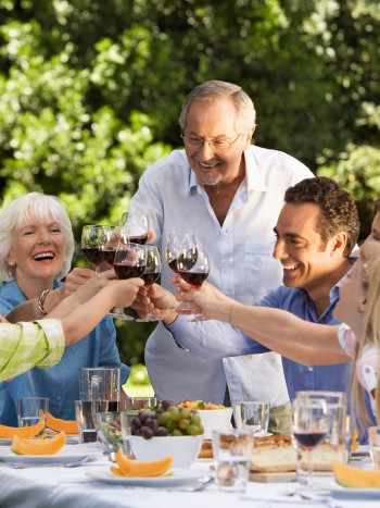 El significado de soñar que estás en una reunión familiar