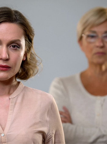 Mi nuera no me deja ver a mi nieto: estos son tus derechos como abuela