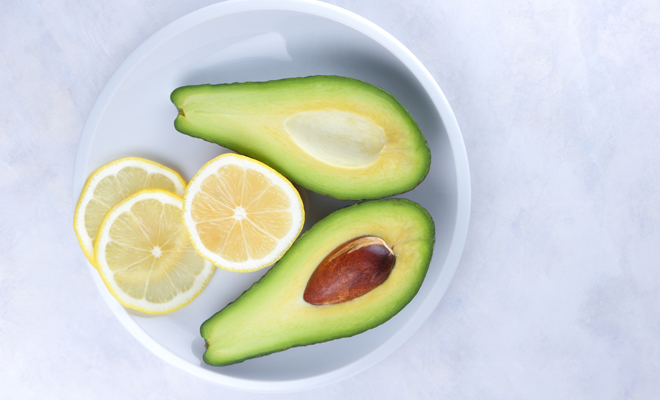 El limón ayuda al aguacate a no oxidarse