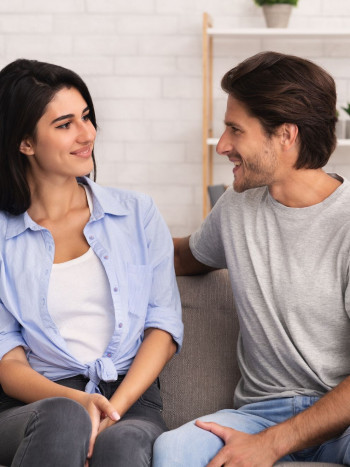 Estoy celosa de la mejor amiga de mi novio, ¿es normal?