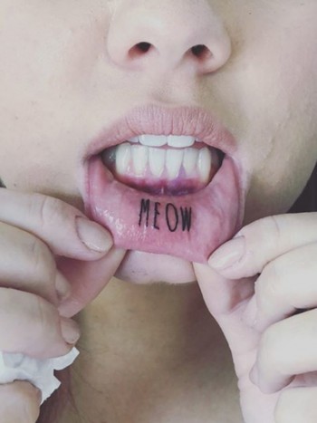 La nueva moda de los tatuajes dentro de la boca