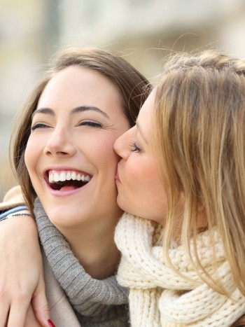 El significado de soñar que besas a una amiga