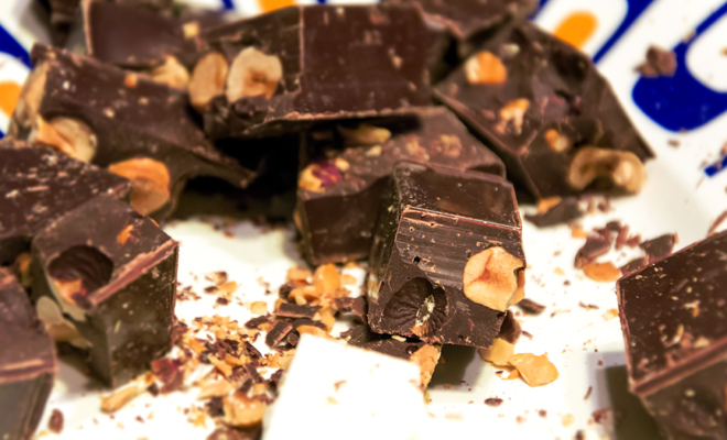 Turrón vegano de chocolate con almendras