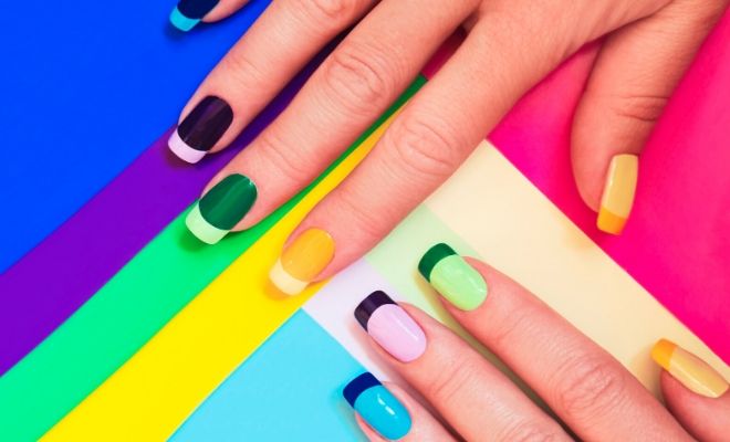 Cómo hacer una manicura francesa moderna