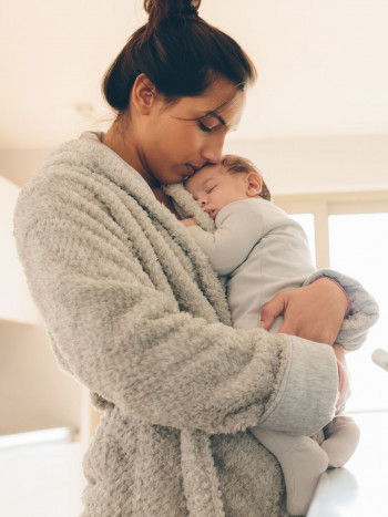 Qué significa soñar con un bebé en brazos: cuida tus proyectos