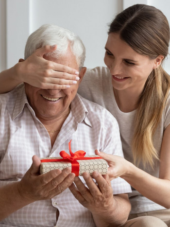 Cartas de cumpleaños para un padre: bonitos textos de amor de una hija