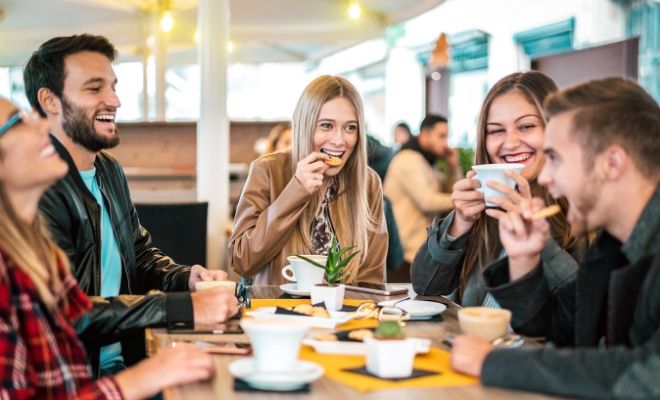 Frases y mensajes para dedicar a tus amigos en el Día del Amigo