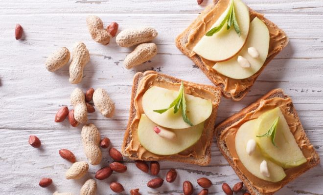 Receta de desayuno con manzana y crema de cacahuete