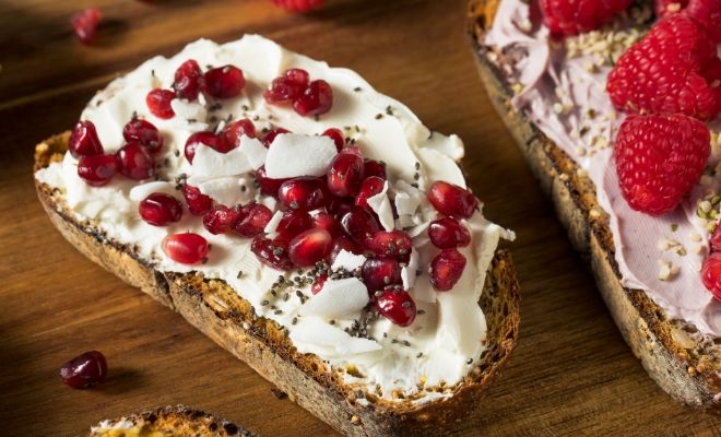 Desayuno con tostada de crema de cacahuete, queso y membrillo