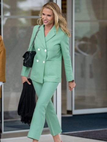 Cómo combinar un pantalón verde: ideas para un look 10