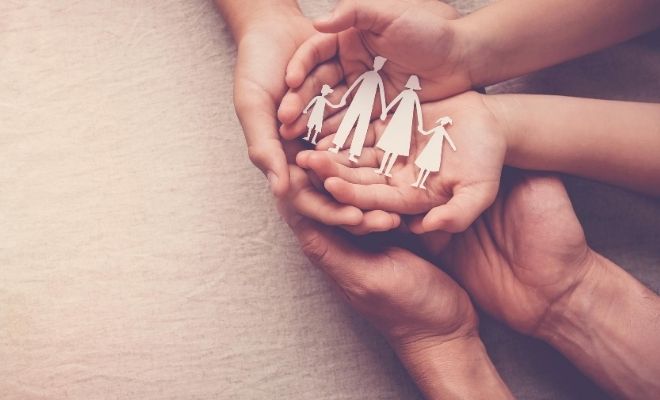 Mujer Escorpio con la familia