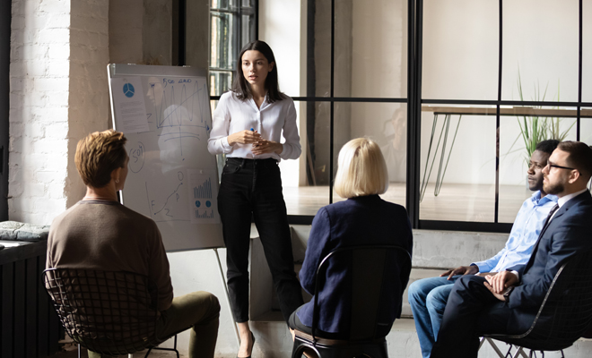 Así se comportan las mujeres Sagitario en el trabajo