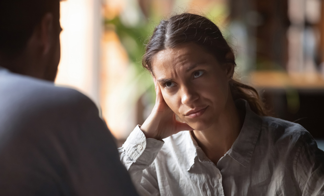 Mejores excusas para irte de una cita Tinder