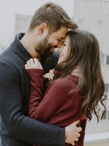 ¿Tu novio te besa con los ojos abiertos?: Estos son los motivos