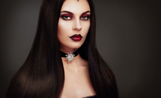 Cómo hacer un maquillaje de vampira sexy en Halloween paso a paso