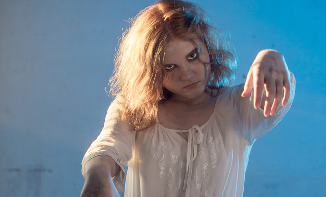 Disfraz de niña diabólica para acompañar un make up de Halloween perfecto