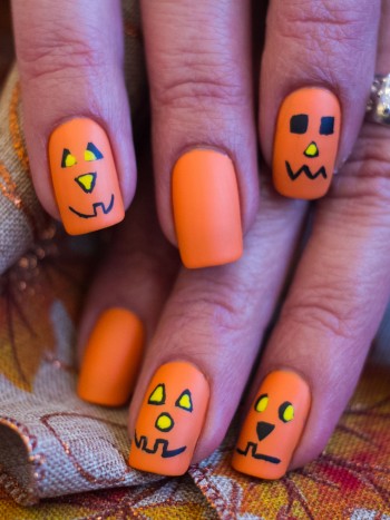 Cómo hacer la manicura de calabaza para Halloween paso a paso