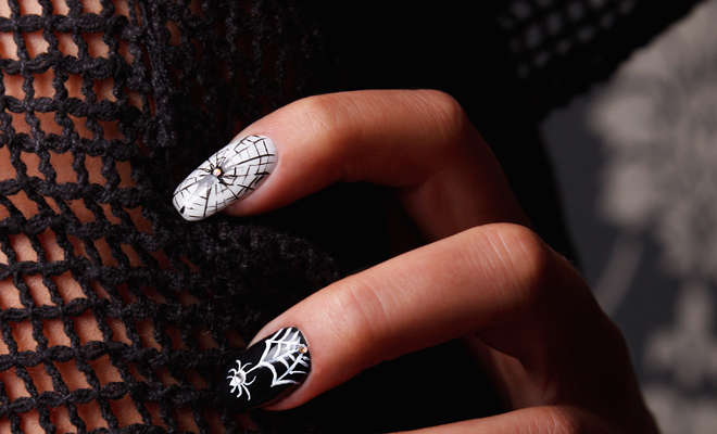 Manicura de tela de araña para Halloween