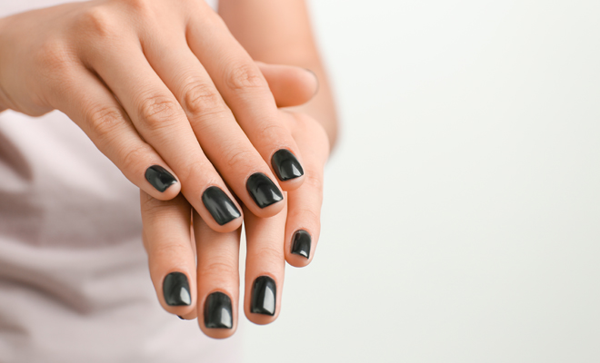 Una manicura de color negro para Halloween