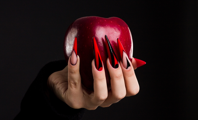 Diseño de uñas rojo y negro divino para Halloween