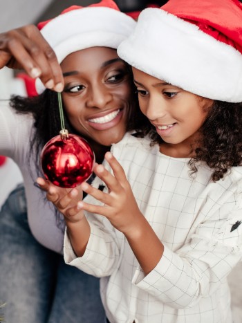 Frases de feliz Navidad y Año Nuevo para tu hijo o hija (según su edad)
