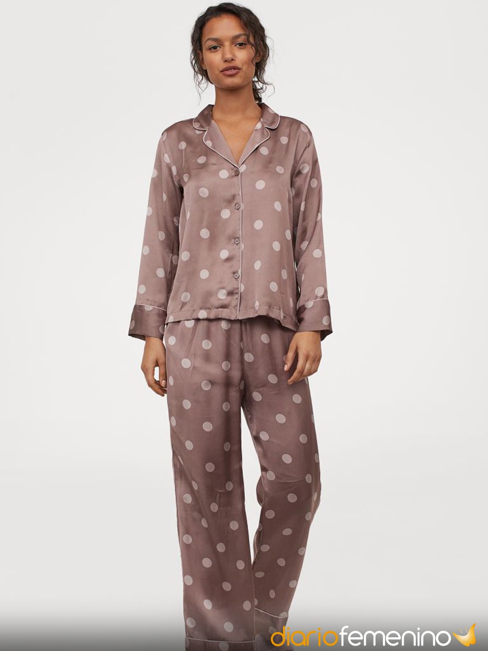 Pijama beige satén con lunares de H&M perfecto para Nochevieja 2020/2021