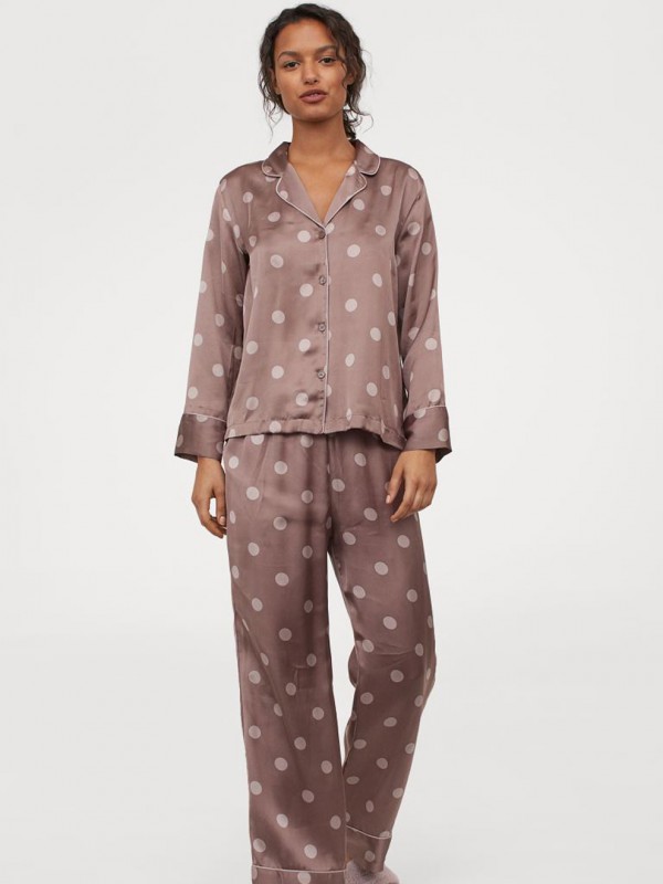 Pijama beige satén con lunares de H&M perfecto para Nochevieja 2020/2021