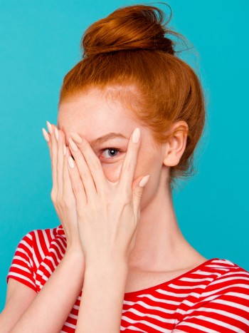 Rasgos que caracterizan a una persona tímida (y causas de la timidez)