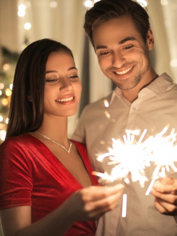 Poemas de amor navideños para dedicar a tu pareja: versos románticos