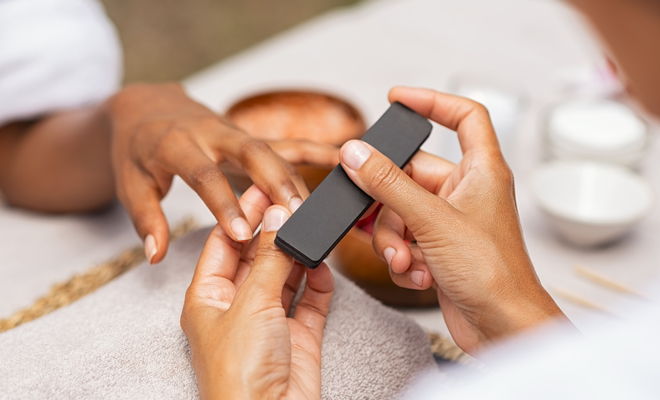 Consejos esenciales para arreglar unas uñas rotas