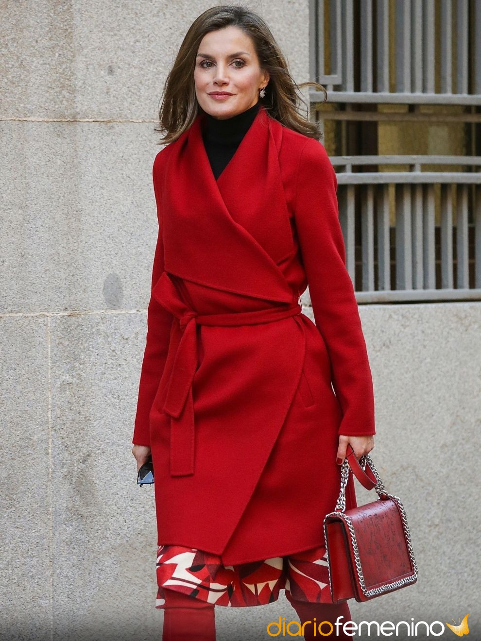 Ideas para combinar un abrigo rojo según su estilo (gabardina, de paño...)