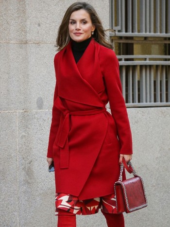 Ideas para combinar un abrigo rojo según su estilo (gabardina, de paño...)