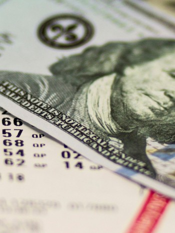 Soñar con el número premiado de la lotería: visiones de futuro