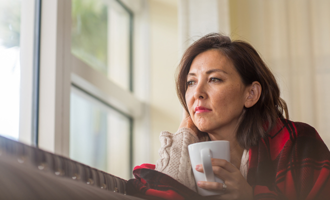 Toma una taza de chocolate caliente para pasar una Nochevieja en casa