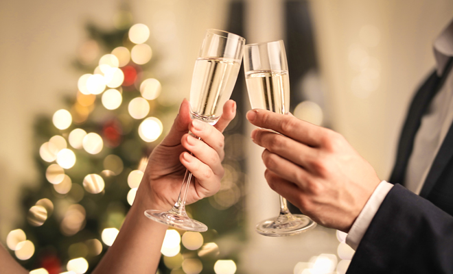 Nochevieja en casa: brindar con tus seres queridos