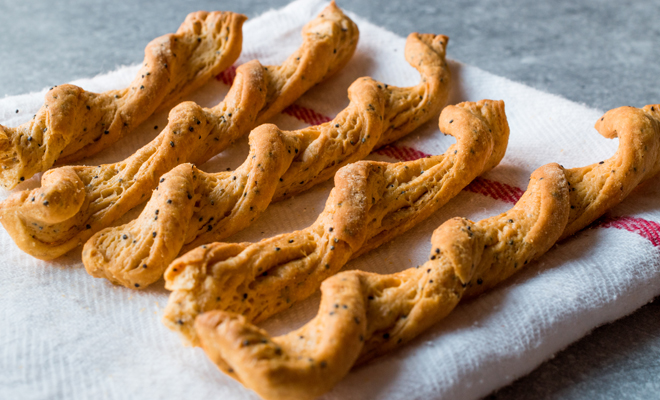 Así se hacen los palitos de hojaldre y queso para Navidad vegetariana