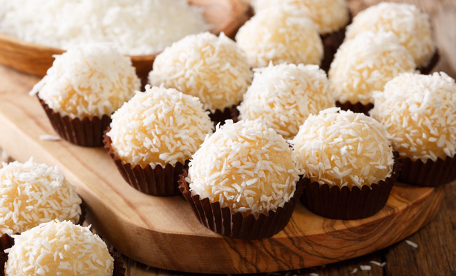 Receta de bombones de mazapán y coco para Navidad