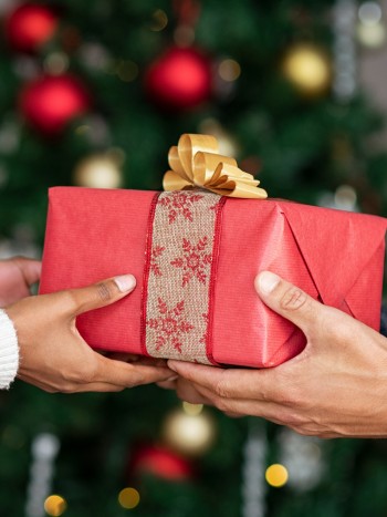 Juegos de Navidad para intercambiar regalos: dinámicas divertidas y amenas