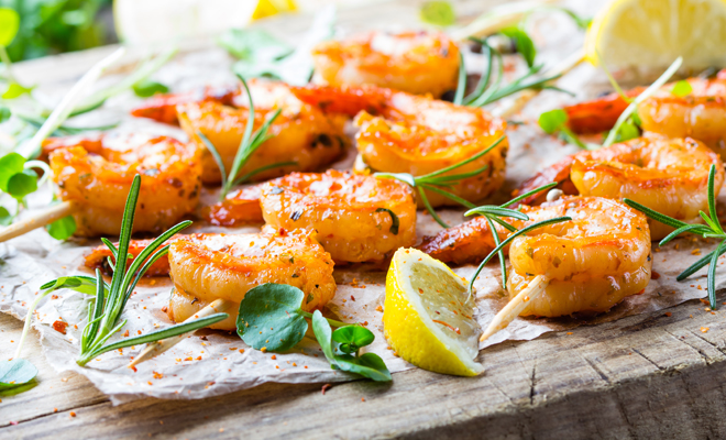 Pincho de langostinos, una receta muy económica para Navidad