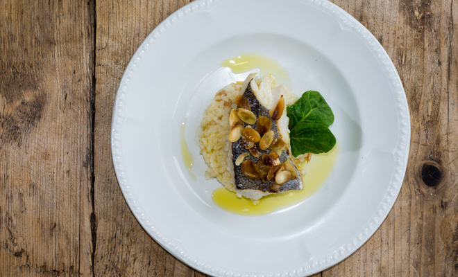 Paso a paso para elaborar merluza con almendras en Navidad