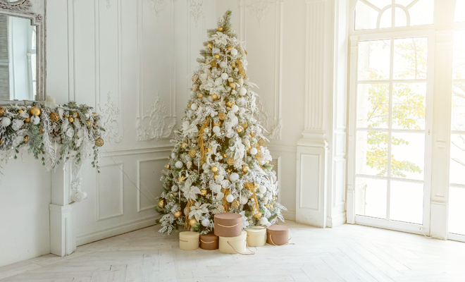 4 ideas para adornar un árbol de Navidad blanco (y que quede genial)