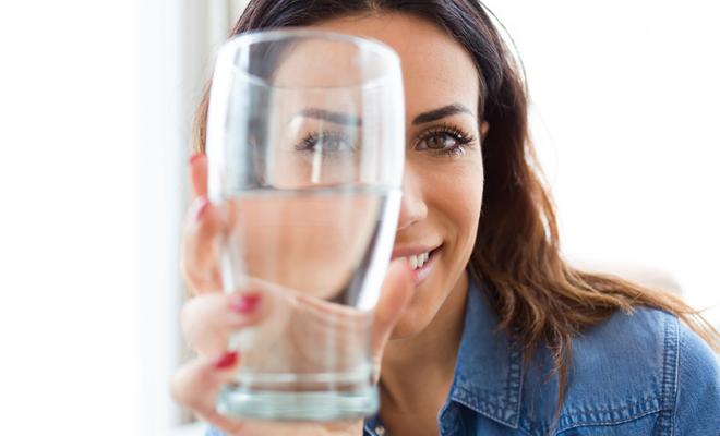 Beber agua, imprescindible tras los excesos navideños