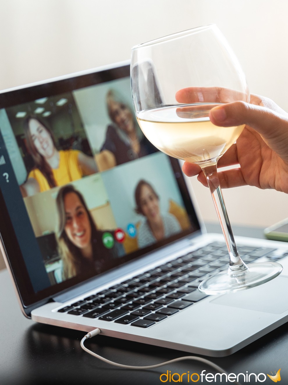 6 divertidas ideas para hacer una fiesta navideña virtual de empresa, image size:990x1320