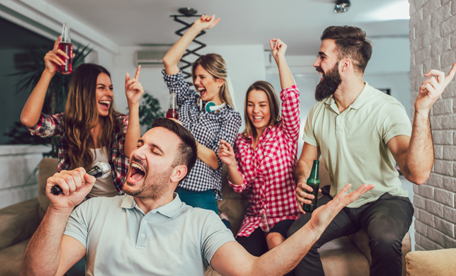 Planes para hacer con amigos en casa en Navidad: concurso de baile o de canto